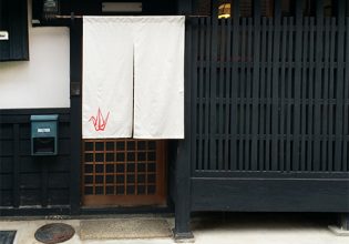 千代鶴様のれん外観